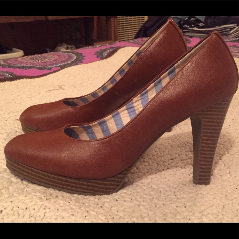 Maurice’s pre-owned faux leather heels